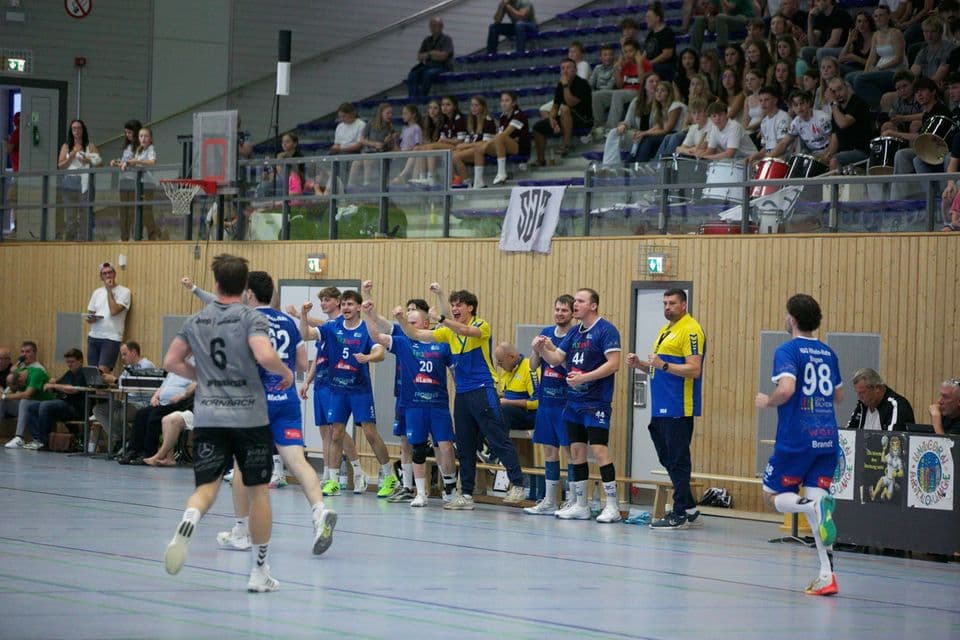 Die Bank der Herren 1 feiert einen Treffer