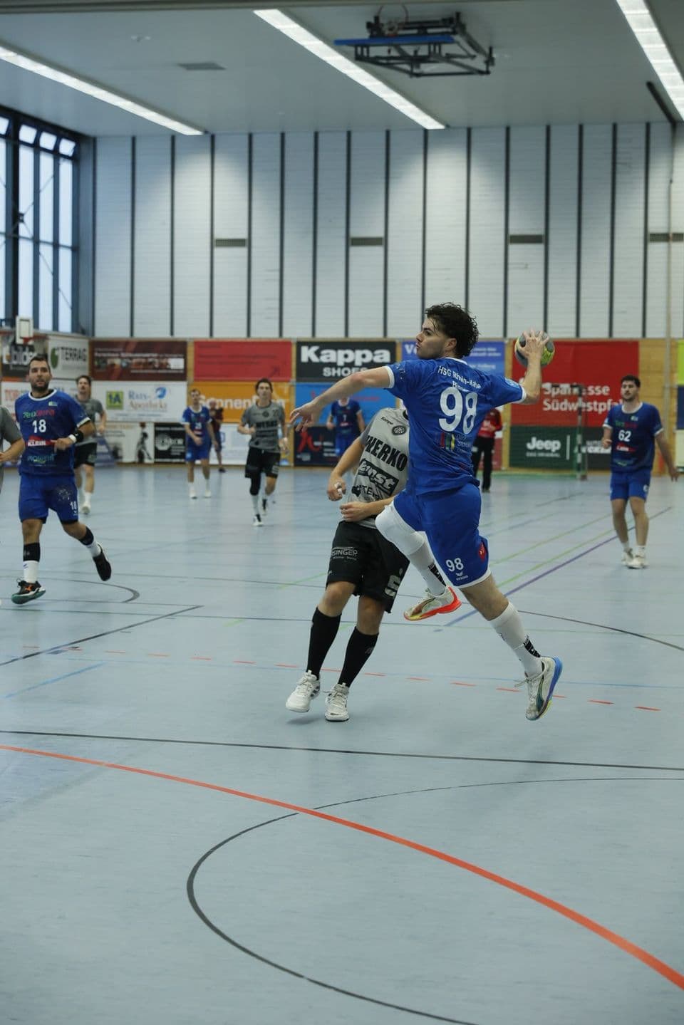 Noah Brandt (98) beim Sprungwurf