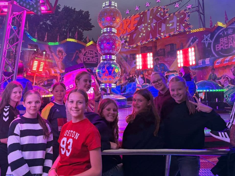 Gute Laune auf dem Winzerfest: die wC-Jugend feiert den Auftaktsieg